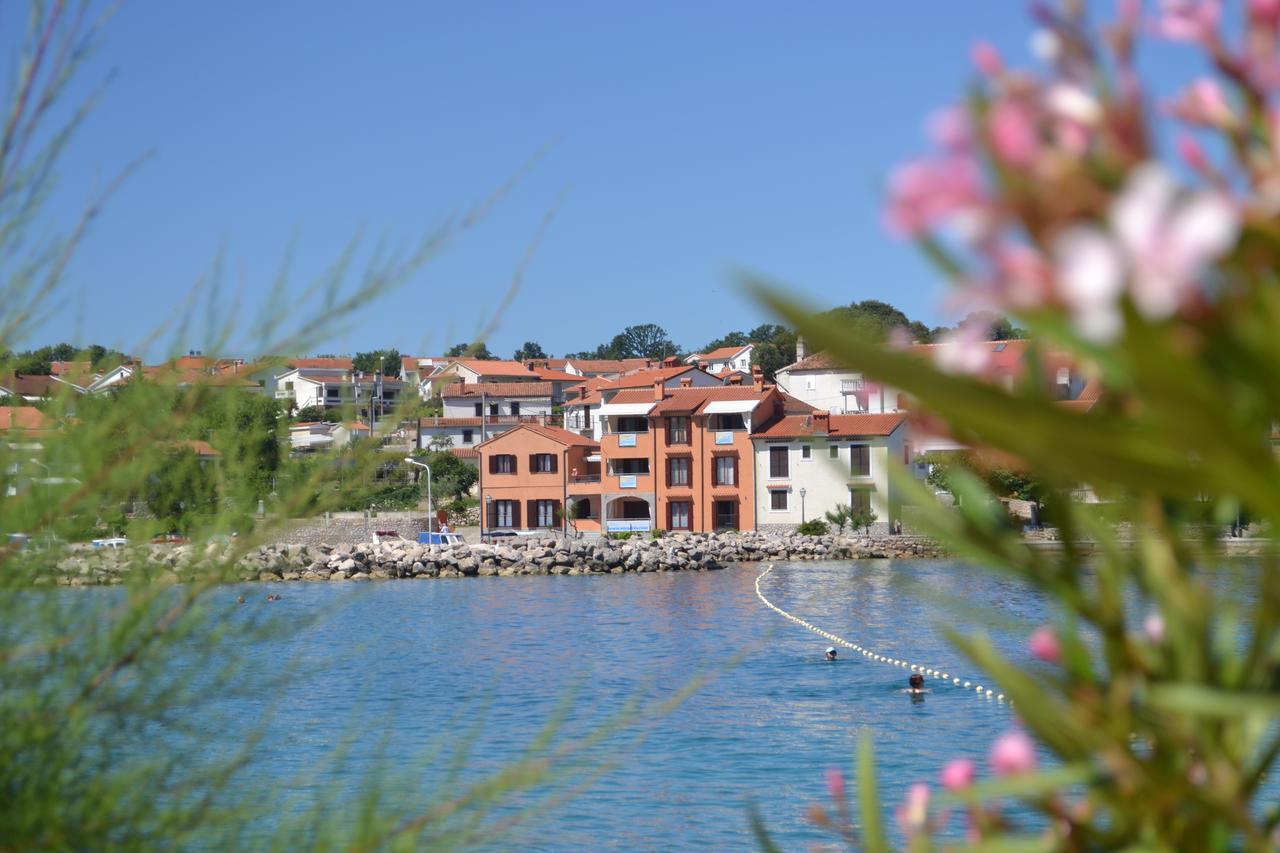 Apartments Myadria Malinska Luaran gambar