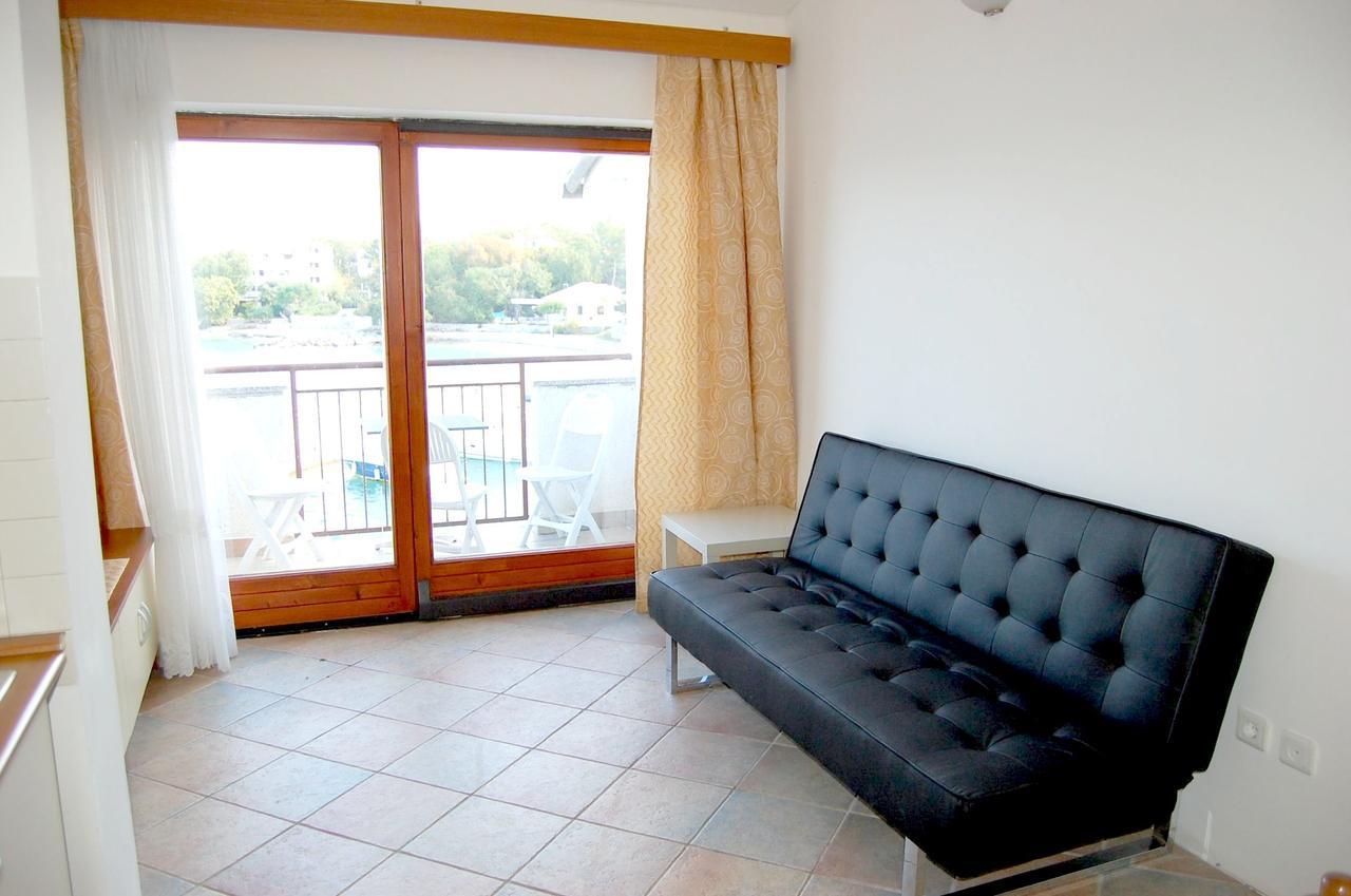 Apartments Myadria Malinska Luaran gambar