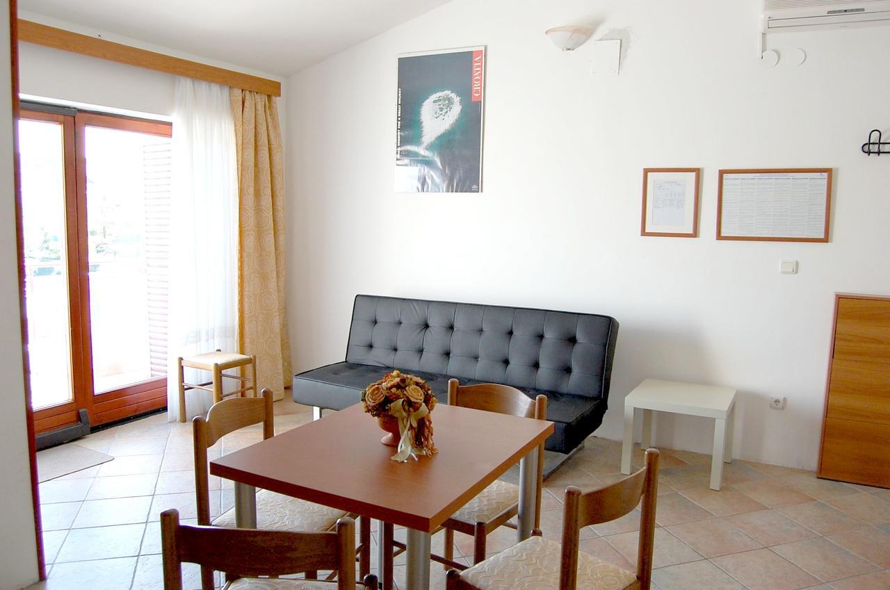 Apartments Myadria Malinska Luaran gambar