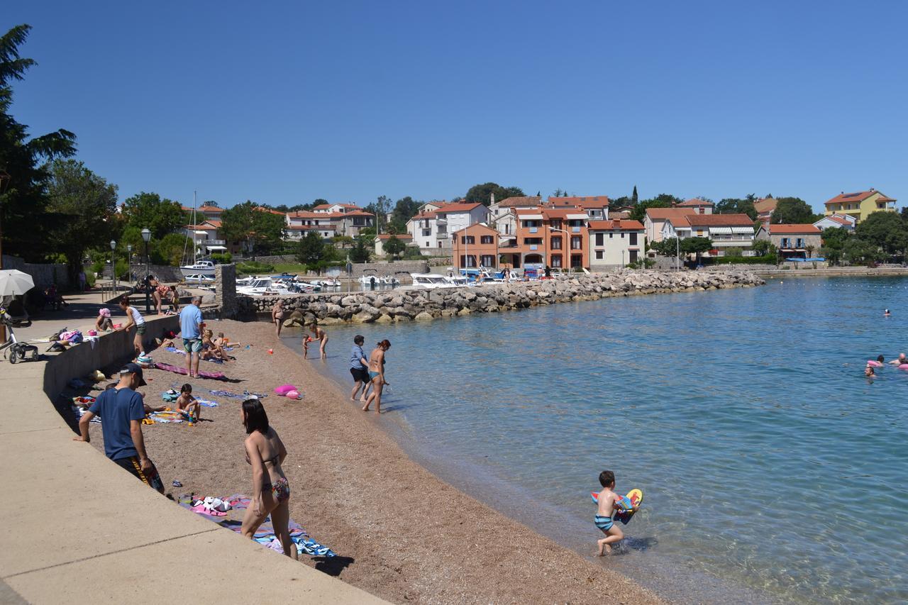 Apartments Myadria Malinska Luaran gambar