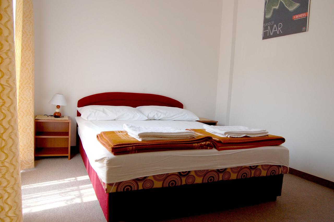 Apartments Myadria Malinska Luaran gambar