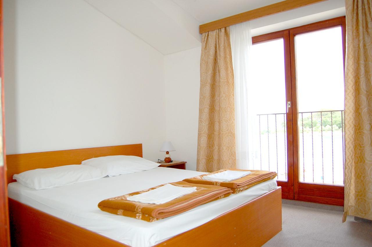 Apartments Myadria Malinska Luaran gambar