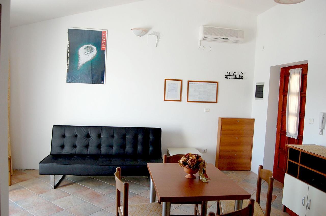 Apartments Myadria Malinska Luaran gambar