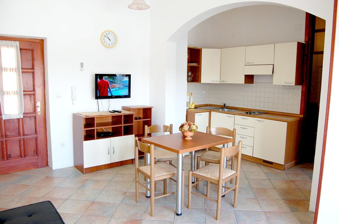 Apartments Myadria Malinska Luaran gambar